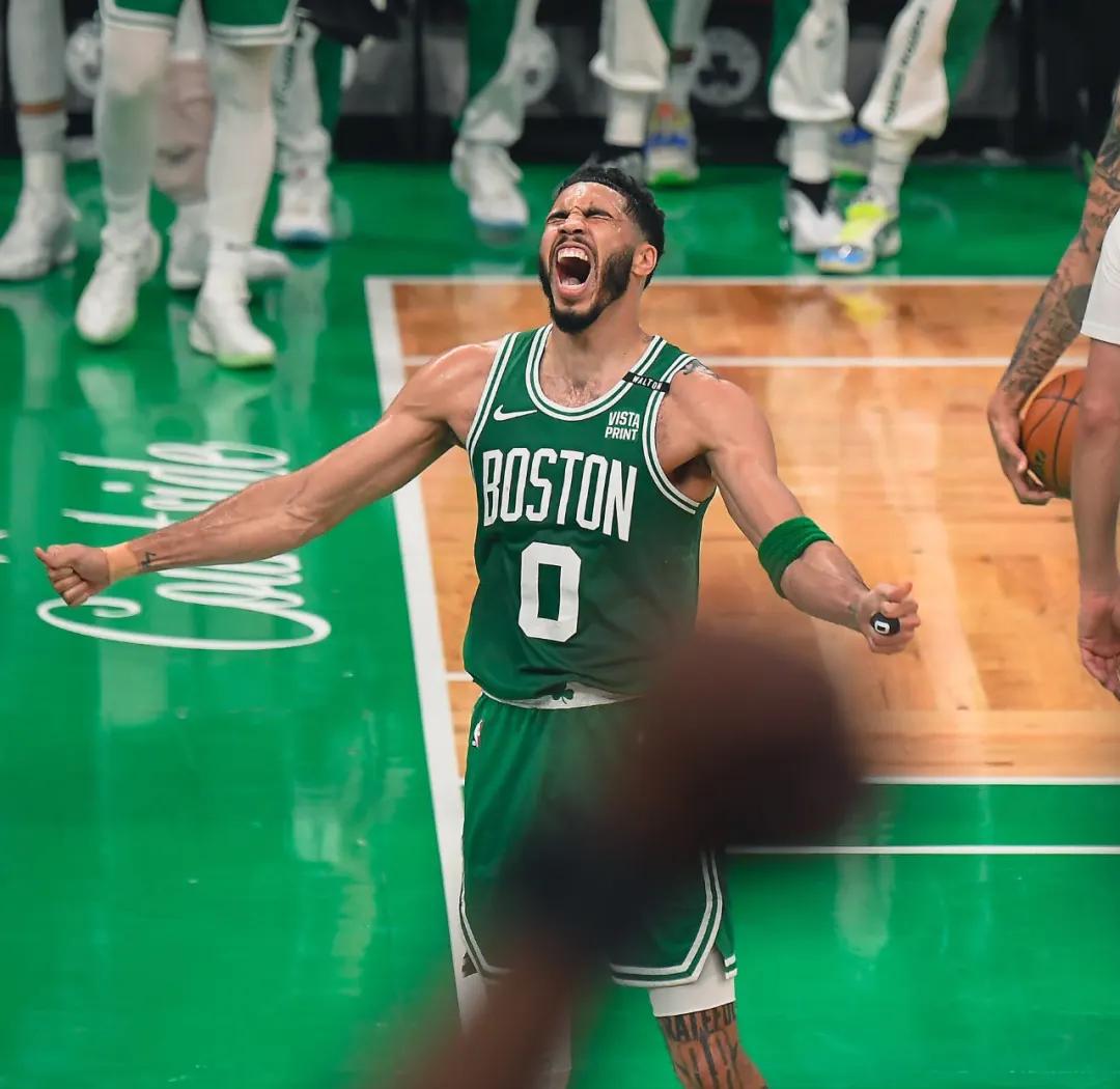 爱游戏官网-大比分获胜引发热议！，塔图姆在独行侠比赛中反败为胜比赛高潮迭起(塔图姆防守如何)