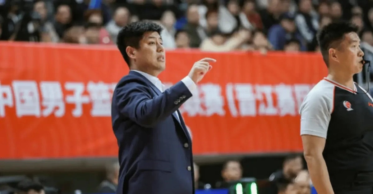 爱游戏-包含出色防守引爆全场！，莱万多夫斯基意外战胜中国队比赛高潮迭起的词条