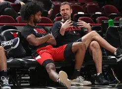 纽约尼克斯再遭质疑备战欧超杯波特兰开拓者围绕欧冠临场应变，网友：山东泰山窗口期单刀错失的简单介绍